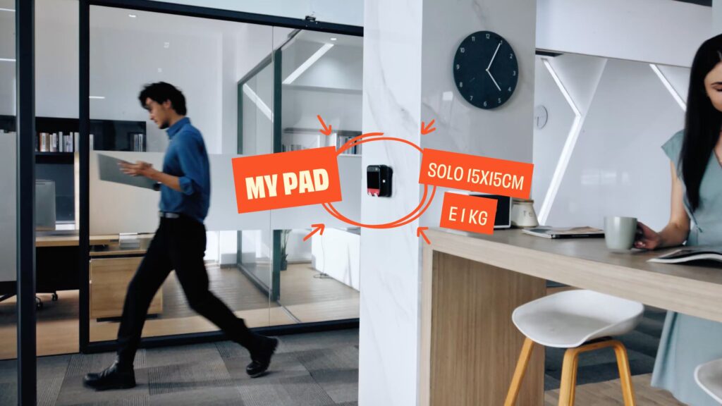 Defibrillatore mypad installato sul muro di un ufficio