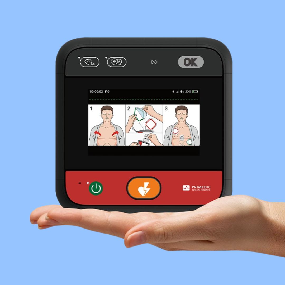 Mano che tiene nel palmo il mypad by Primedic